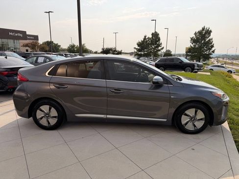 Used 2020 Hyundai Ioniq SE FWD image 10