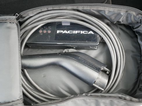 Used 2024 Chrysler Pacifica Premium FWD image 39