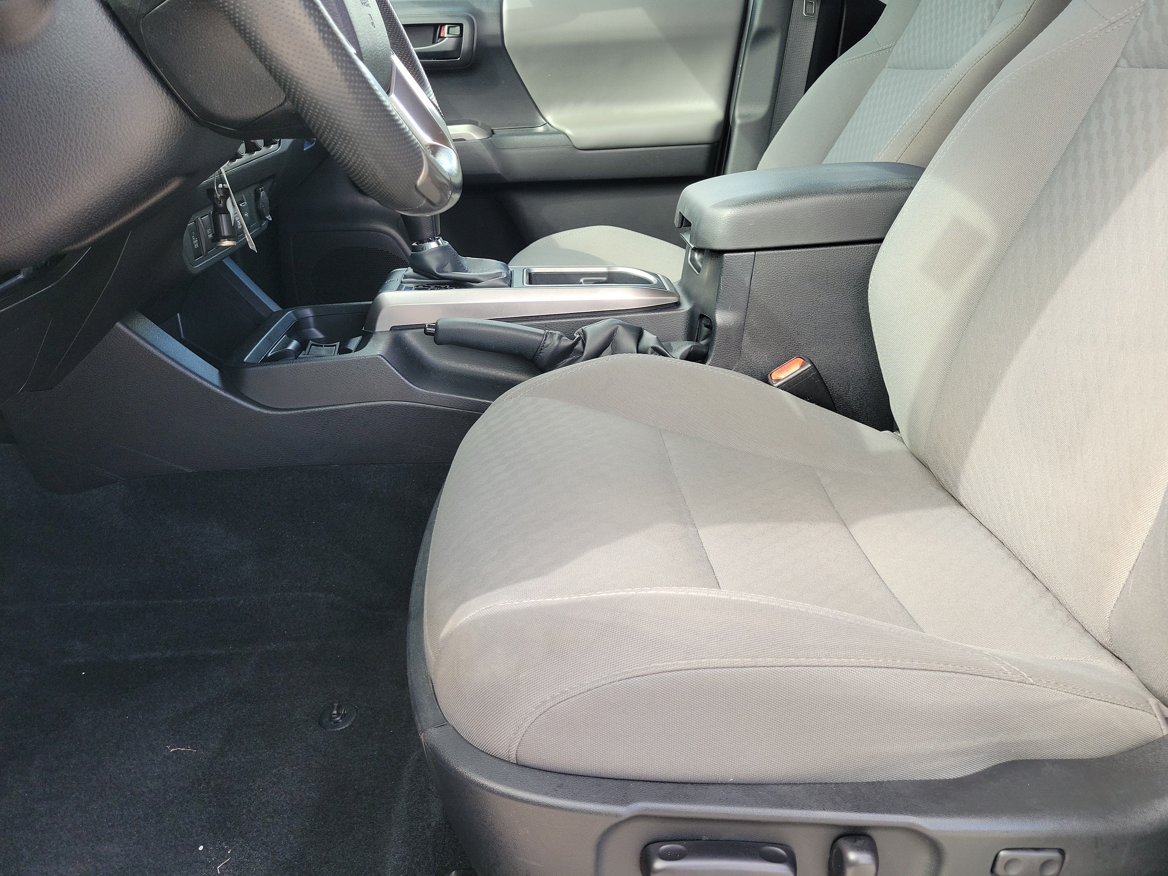 Used 2022 Toyota Tacoma SR5 w/ Technology Package RWD image 17