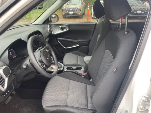 Used 2025 Kia Soul LX w/ LX Technology Package image 24