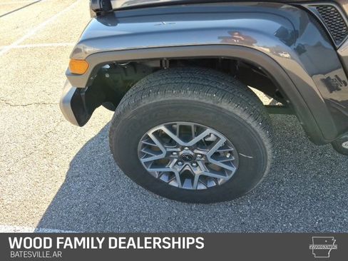 Used 2025 Jeep Wrangler Sahara image 12