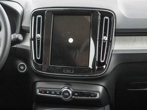 New 2026 Volvo XC40 B4 Core w/ Climate Package image 24