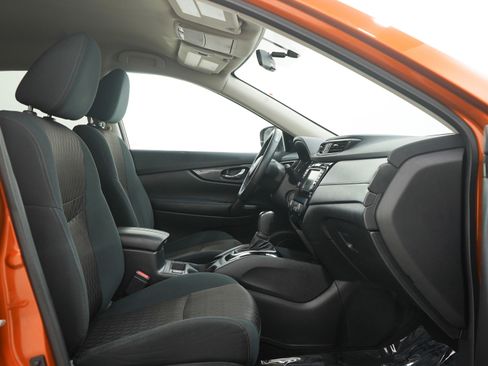 Used 2018 Nissan Rogue SV w/ Premium Package image 11