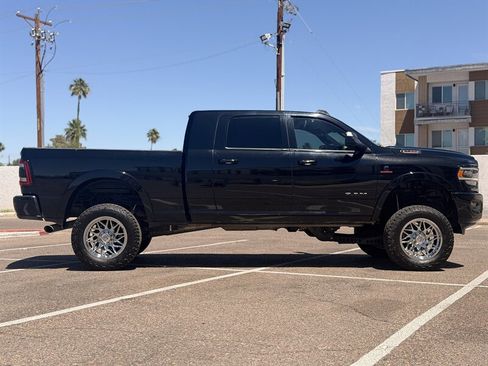 Used 2019 RAM 2500 Laramie w/ Black Appearance Package AWD/4WD image 2