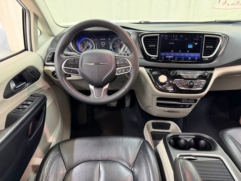 Used 2022 Chrysler Pacifica Touring-L FWD image 30