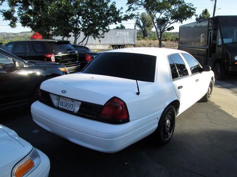 Used 2005 Ford Crown Victoria Police Interceptor image 4
