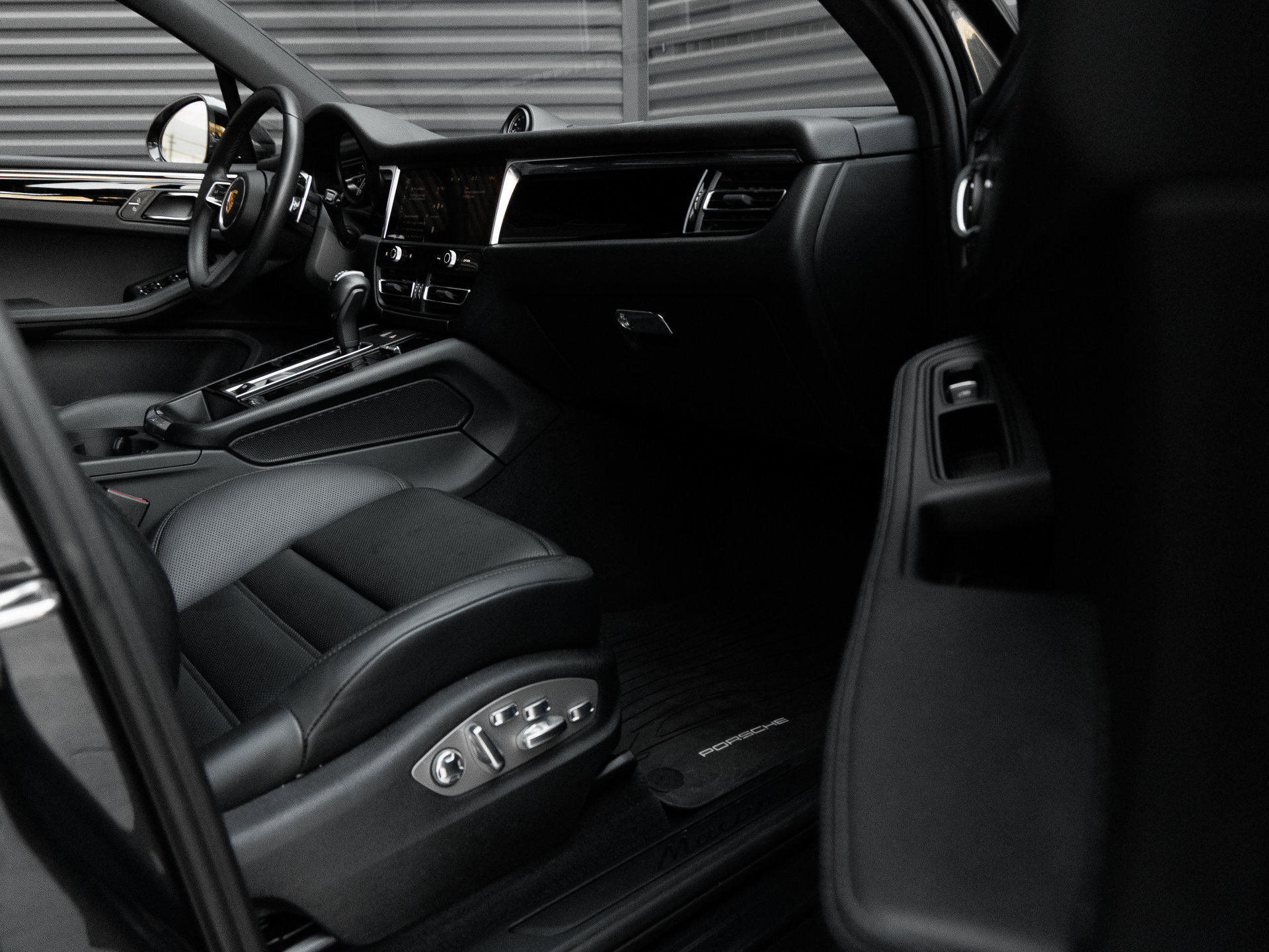 Certified 2026 Porsche Macan AWD/4WD image 36