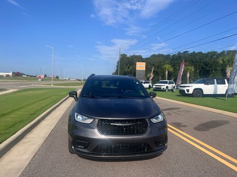 Used 2022 Chrysler Pacifica Limited w/ S Appearance Package FWD image 10