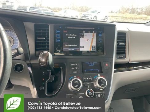 Used 2015 Toyota Sienna L image 17