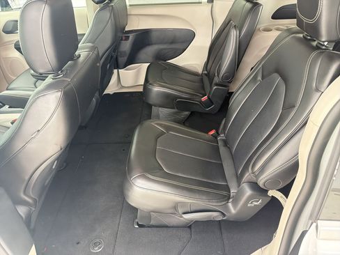Used 2024 Chrysler Pacifica Touring-L FWD image 14