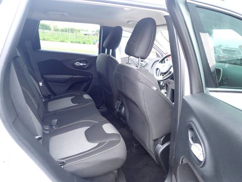 Used 2014 Jeep Cherokee Latitude w/ Cold Weather Group AWD/4WD image 11