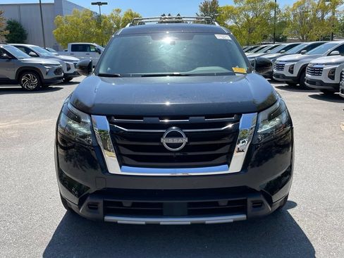 Used 2025 Nissan Pathfinder SL AWD/4WD image 2
