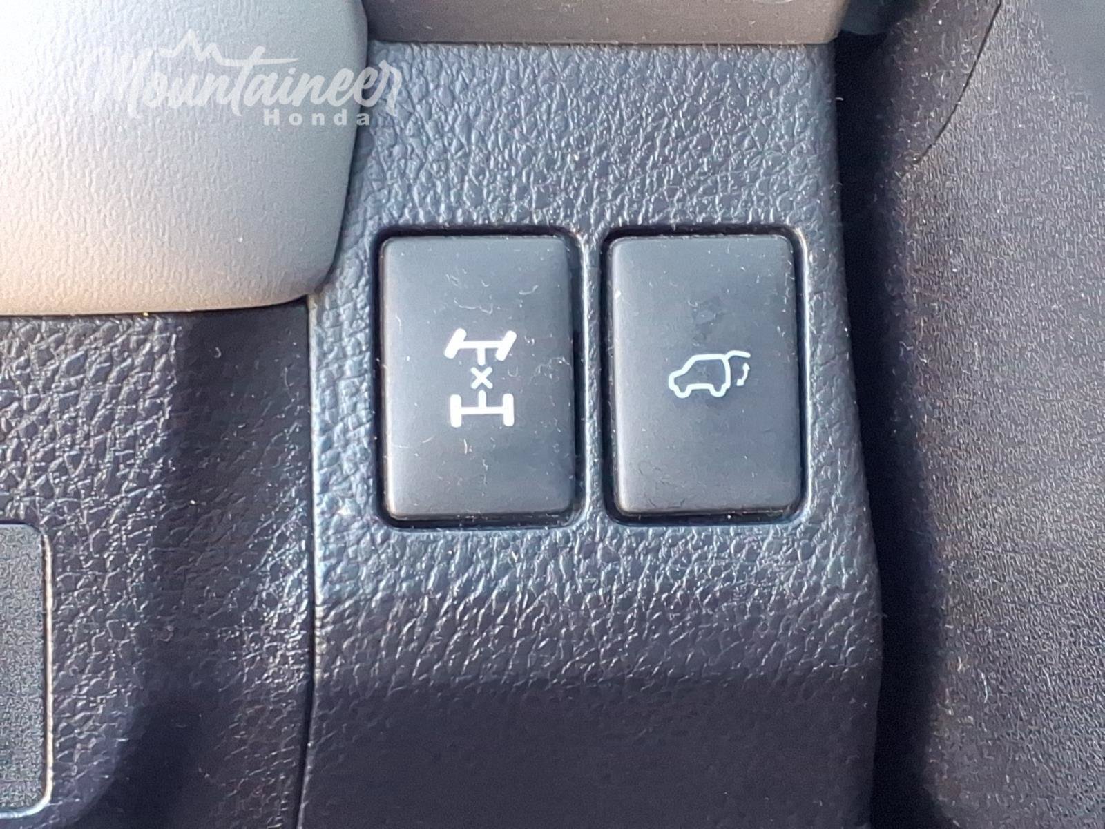 Used 2017 Toyota RAV4 XLE AWD/4WD image 43