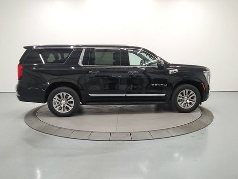 Used 2025 GMC Yukon XL Denali AWD/4WD image 9