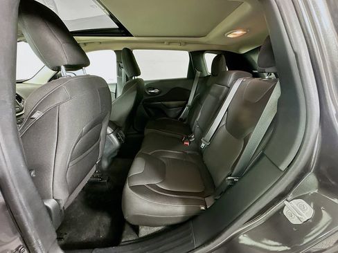 Used 2015 Jeep Cherokee Latitude w/ Comfort/Convenience Group FWD image 24