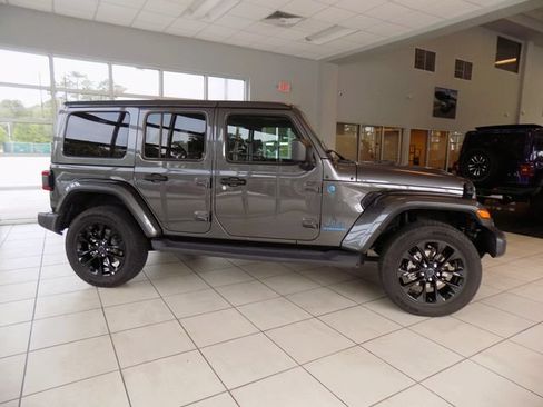 Certified 2025 Jeep Wrangler Unlimited Sahara AWD/4WD image 9