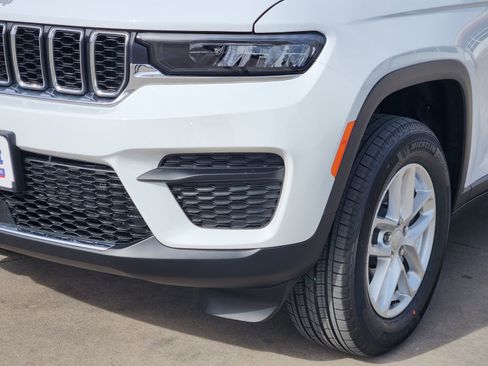 New 2025 Jeep Grand Cherokee Laredo image 9