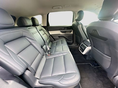 Used 2025 Lincoln Nautilus Premier image 27