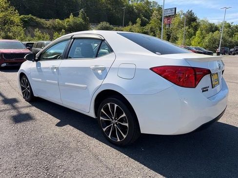 Used 2018 Toyota Corolla SE w/ Carpet Mat Package (TMS) FWD image 4