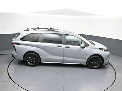 Used 2025 Toyota Sienna XLE Woodland Edition AWD/4WD image 39