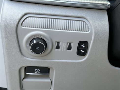 New 2023 Jeep Grand Wagoneer 4WD w/ Flexible Seating Group image 28