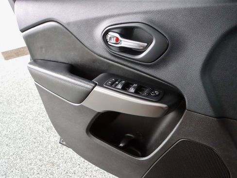 Used 2019 Jeep Cherokee Latitude Plus w/ Comfort/Convenience Group image 21