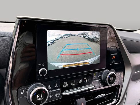 Used 2023 Toyota Highlander XLE AWD/4WD image 28