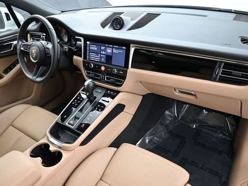 Certified 2025 Porsche Macan AWD/4WD image 32