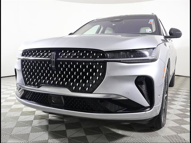 Used 2024 Lincoln Nautilus Reserve AWD/4WD image 2