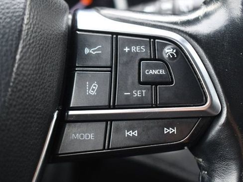 Used 2020 Toyota Highlander XLE image 25