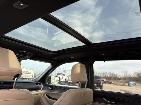 Used 2024 Jeep Grand Cherokee L Limited w/ Luxury Tech Group II image 24