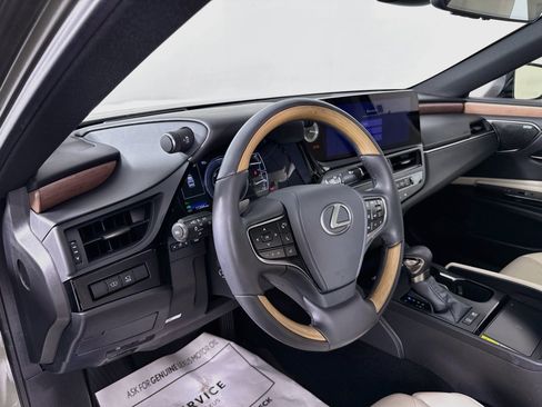 Used 2025 Lexus ES 300h Ultra Luxury w/ Accessory Package (Z2) FWD image 9
