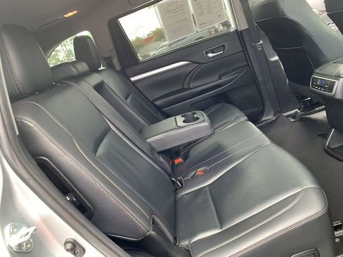 Used 2019 Toyota Highlander XLE FWD image 12