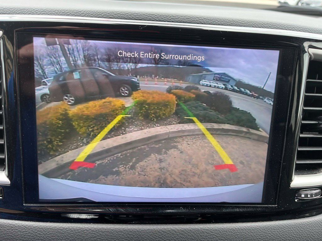 Used 2023 Chrysler Pacifica Touring-L FWD image 7