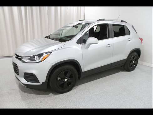 Used 2018 Chevrolet Trax LT w/ LT Convenience Package FWD image 3