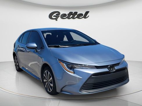 Used 2025 Toyota Corolla LE FWD image 2