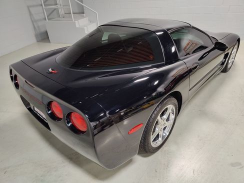 Used 2004 Chevrolet Corvette Coupe w/ Preferred Equipment Group RWD image 8