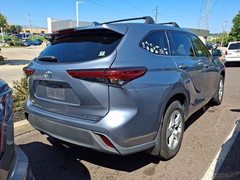 Used 2020 Toyota Highlander LE AWD/4WD image 4