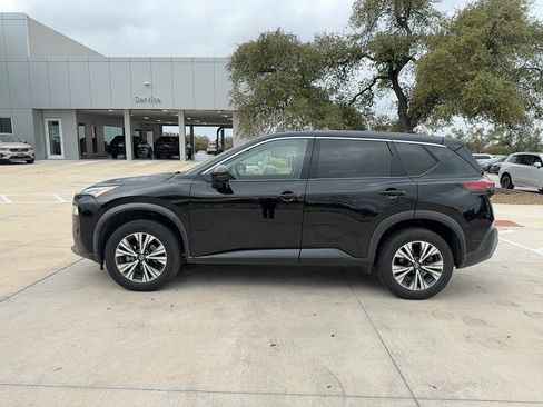 Used 2021 Nissan Rogue SV image 3