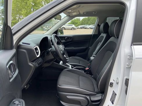 Used 2022 Hyundai Venue Limited FWD image 11