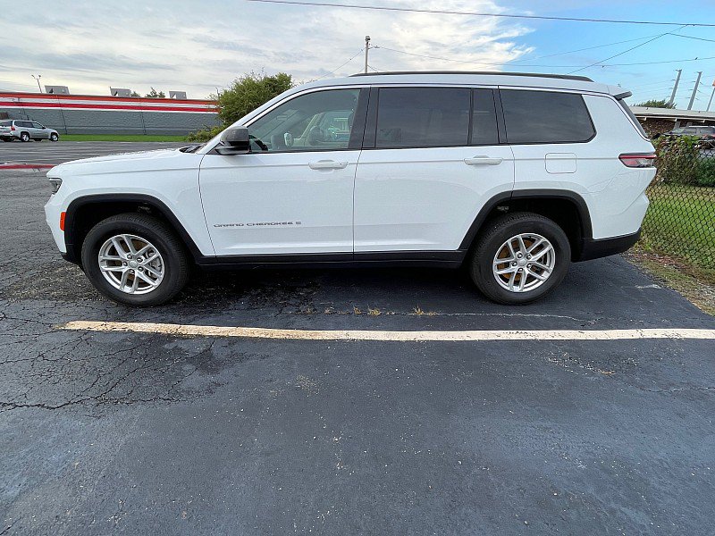Used 2025 Jeep Grand Cherokee L Laredo AWD/4WD image 9