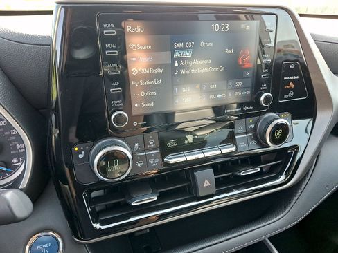 Used 2022 Toyota Highlander XLE AWD/4WD image 19