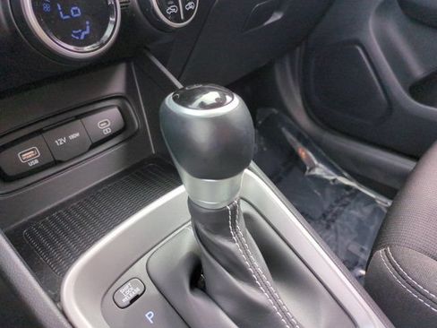 Used 2025 Hyundai Venue SEL FWD image 19