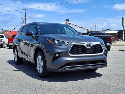 Used 2025 Toyota Highlander LE FWD image 23