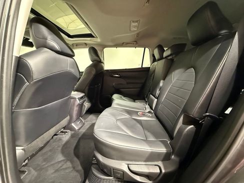 Used 2021 Toyota Highlander XLE AWD/4WD image 20