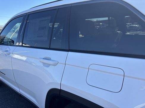 New 2026 Jeep Grand Cherokee Limited AWD/4WD image 12