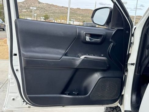 Used 2018 Toyota Tacoma TRD Sport image 32