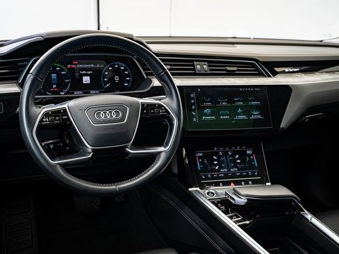 Used 2021 Audi e-tron Prestige w/ Prestige Package image 4