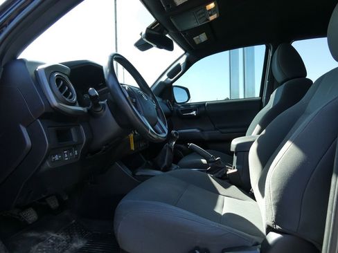 Used 2019 Toyota Tacoma TRD Off-Road w/ Technology Package AWD/4WD image 21
