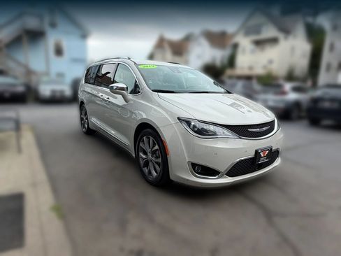 Used 2019 Chrysler Pacifica Limited w/ Tire & Wheel Group FWD image 2